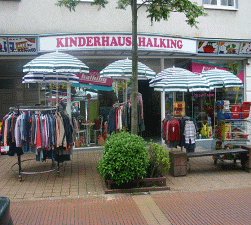 zeigt das Ladenlokal Kinderhaus Halking von außen